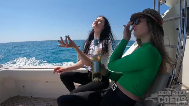 Летние приключения на яхте двух очаровательных голых тёлочек - #1