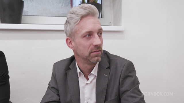 Офисный групповой секс с бизнес-леди и полнейшим разрывом её отверстий - #1