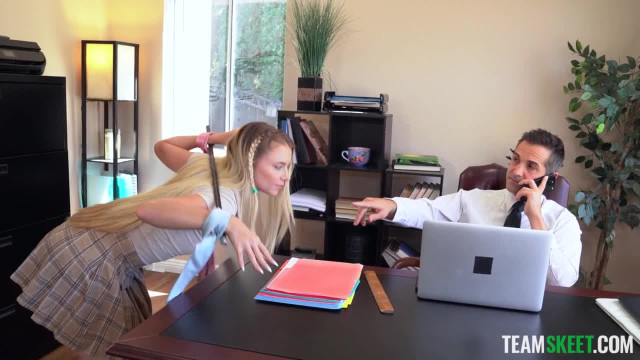 Групповушка в кабинете директора колледжа с мамой и её горячей дочкой - #3