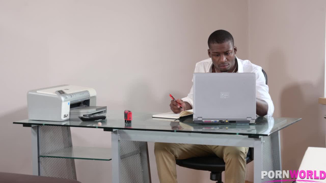 Именно негритянский ствол хорошо зайдёт в гиперчувствительную попочку - #1