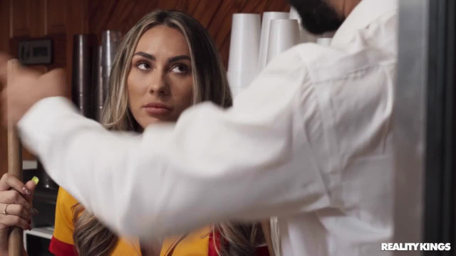 Мотивация для красивой уборщицы, которая совсем не хотела работать - #1