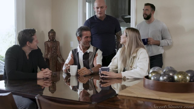 Поистине, похотливая молоденькая партнёрша для лысого Казановы - #1